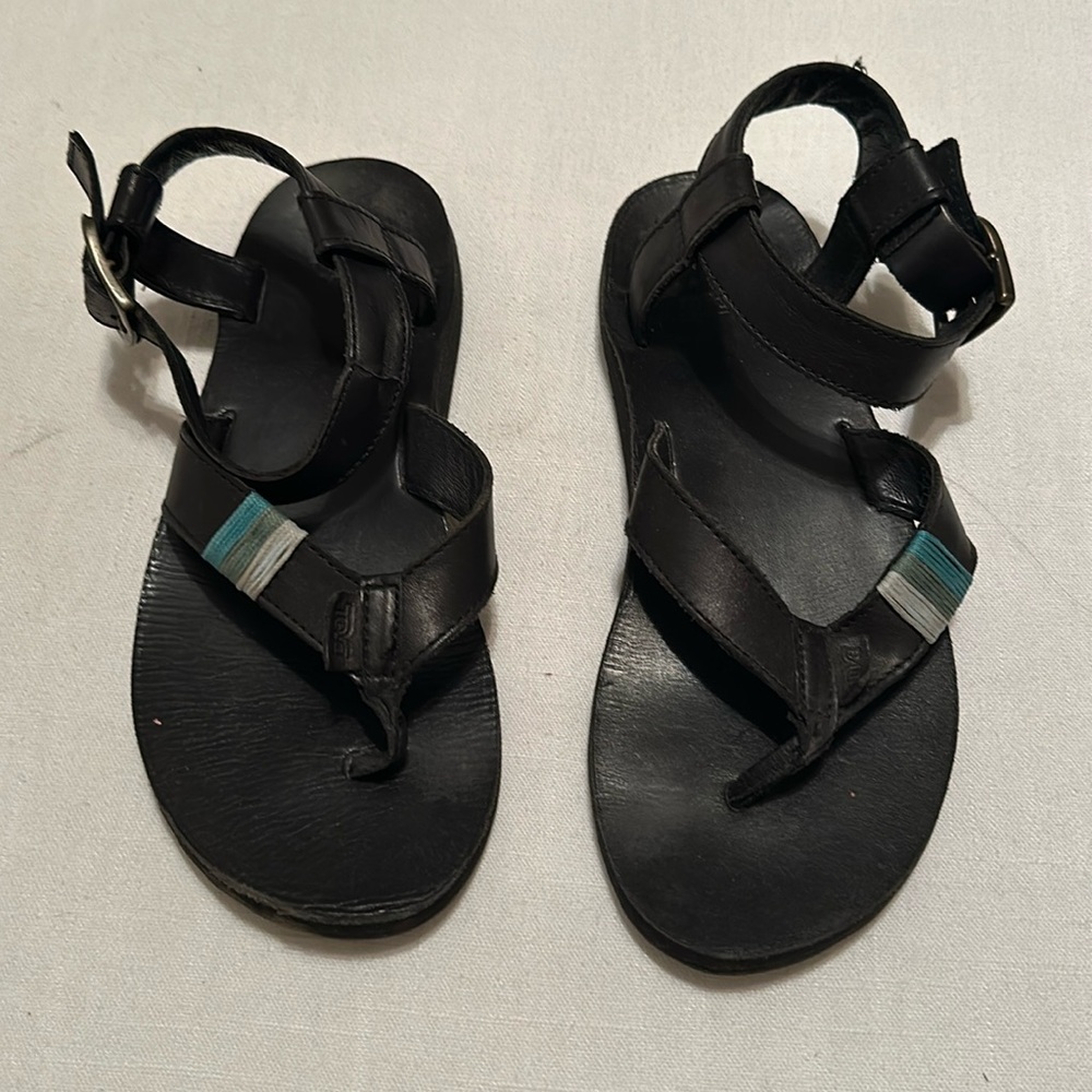 Black Teva sandals 🖤